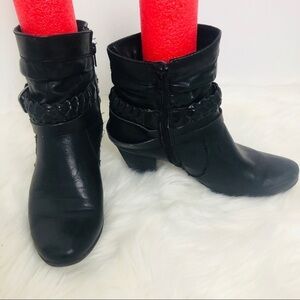 Relativity Black ankle boots zip closure size 9M‎